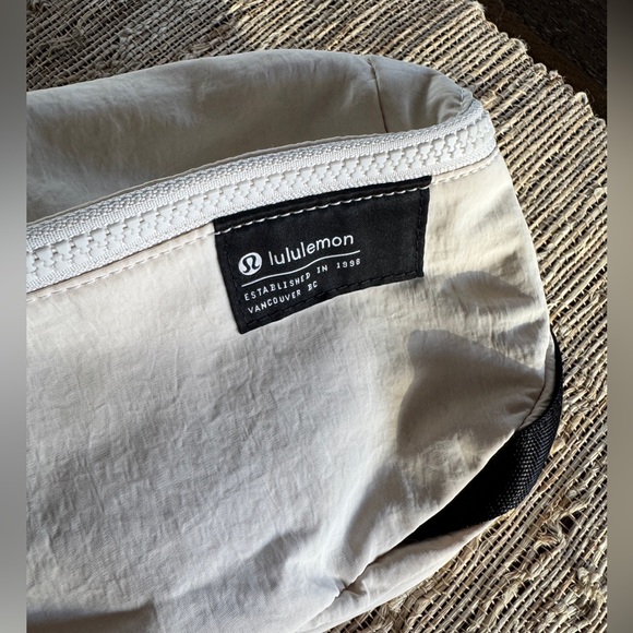 NWOT Lululemon Clean Lines Belt Bag 2L White Opal - Picture 8 of 16